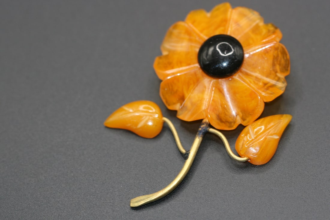 Flower Vintage Amber Plastic Brooch Pin   .Lot#53 (1 of 2)