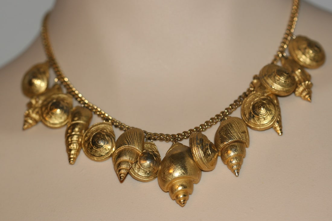 Cluster Necklace Sea Shells Ocean Bauble Vintage Chunky .Lot#68: Cluster Necklace Sea Shells Ocean Bauble Vintage Chunky measures 16" long