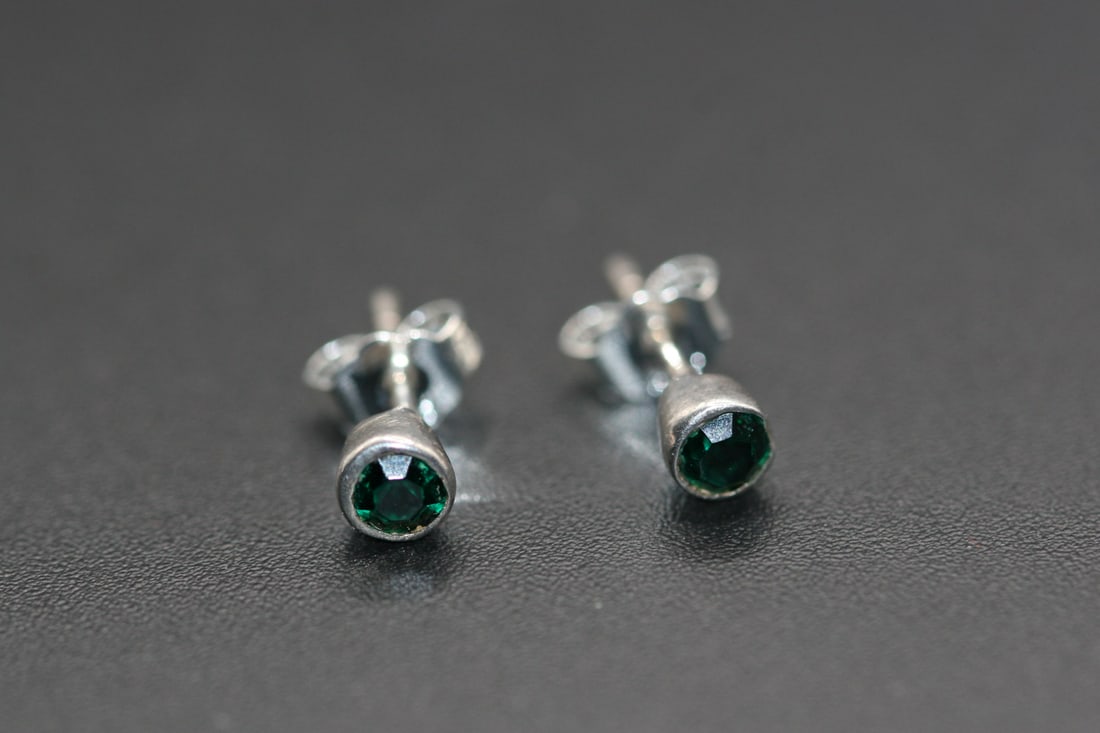 May Emerald Green Sterling Silver 925 Pierced earrings studs   .Lot#81 (1 of 1)