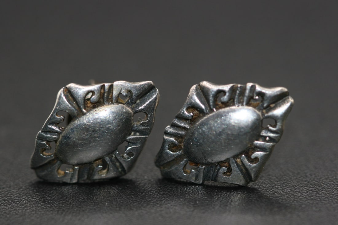 Sterling Designer signed Sterling Silver 925 Pierced earrings .Lot#88: Sterling Designer signed Sterling Silver 925 Pierced earrings measures 5/8" x 3/8" and stamped with the makers mark octopus symbol