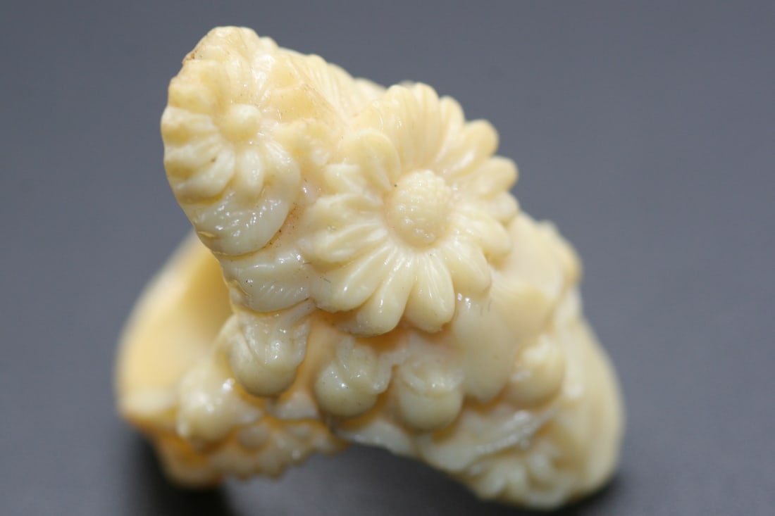 Celluloid vintage plastics Ornate Flower ring size 5      .Lot#212 (1 of 4)