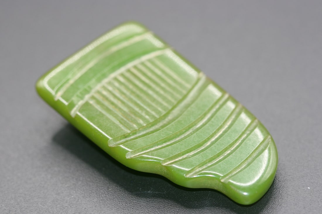 Bakelite Clip vintage art deco green .Lot#213: Bakelite Clip vintage art deco green measures 2" x 1 1/8"