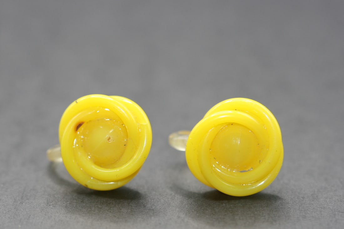 1940's vintage plastics Earrings Lucite backs OLD ! .Lot#235: 1940's vintage plastics Earrings Lucite backs OLD ! Measures 5/8" in diameter