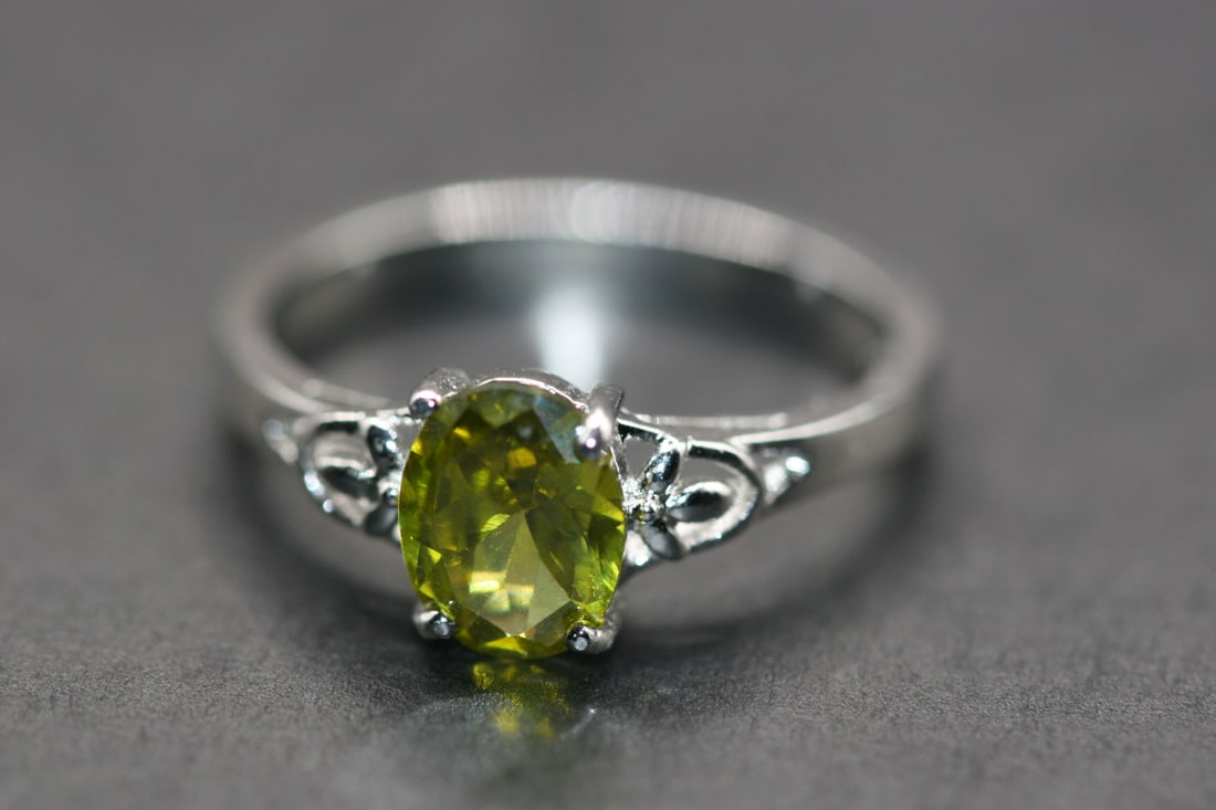 Sterling Silver 925 Birthstone August Peridot Green Rhinestone CZ Ring Size 7.25 .Lot#241: Sterling Silver 925 Birthstone August Peridot Green Rhinestone CZ Ring Size 7.25