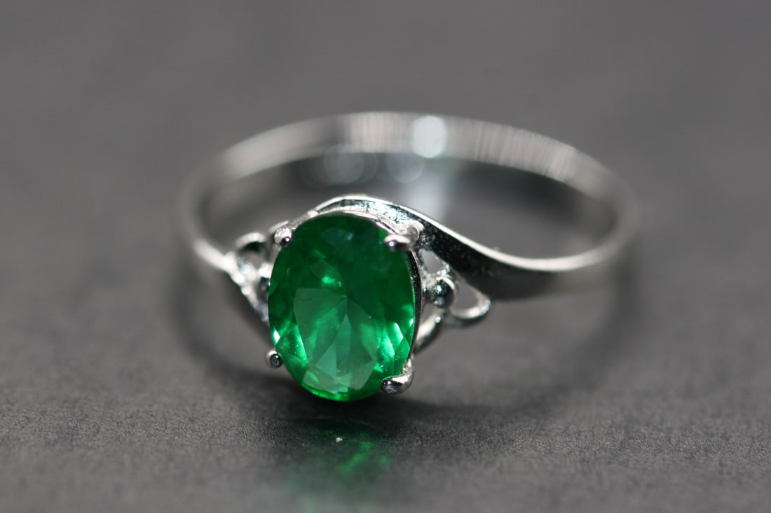 Sterling Silver 925 Birthstone May Emerald Green Rhinestone CZ Ring Size 8 .Lot#242: Sterling Silver 925 Birthstone May Emerald Green Rhinestone CZ Ring Size 8