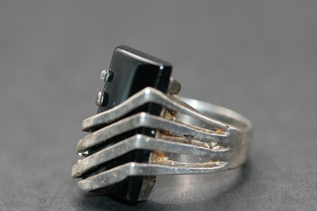 Chevron Modernist Sterling Silver 925 Onyx Vintage Ring Size 7 .Lot#249: Chevron Modernist Sterling Silver 925 Onyx Vintage Ring Size 7 top measures 3/4" weighs 8.21 grams