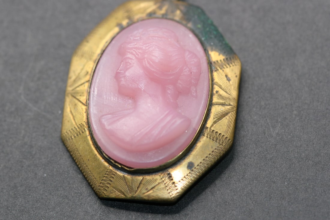 1940's Pink Resin Cameo Locket Pendant Vintage .Lot#276: 1940's Pink Resin Cameo Locket Pendant Vintage with clear corrosion on top right to the metal, measures 1 1/4" x 1 1/4" has the original little plastic cover for the interior of the photo cover