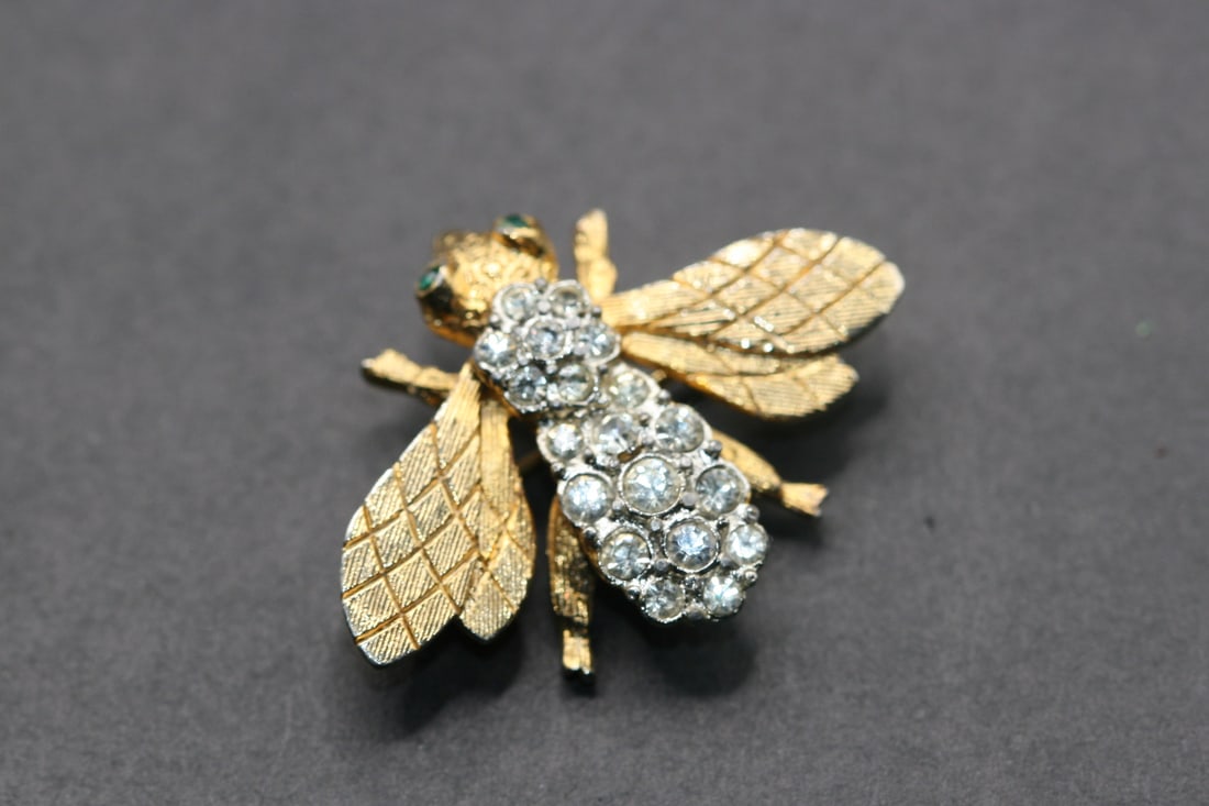 Craft Signed Bumble Bee Animal Insect Brooch Pin Rhinestone    .Lot#279 (1 of 3)