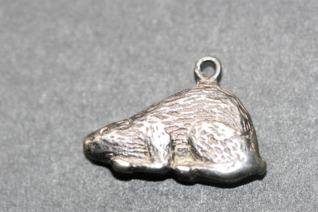 Beaver Silver Charm Pendant .Lot#308: Beaver Silver Charm Pendant measures 7/8" x 3/8" weighs 4.65 grams