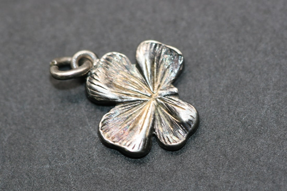 Hibiscus Flower Charm signed sterling silver 925 plus Hallmark .Lot#314: Hibiscus Flower Charm signed sterling silver 925 plus Hallmark measures 5/8" diameter