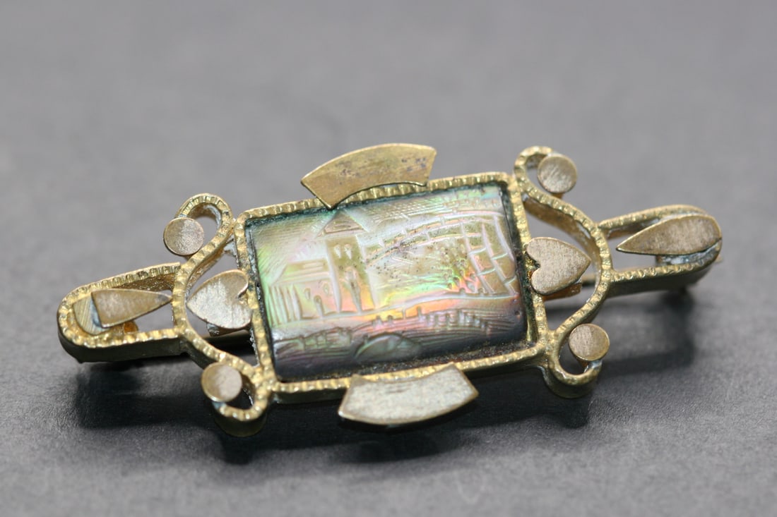 Victorian Cameo Brooch Pin 2" x 1" refractive shiny shell cameo vintage scene .Lot#321: Victorian Cameo Brooch Pin 2" x 1" refractive shiny shell cameo vintage scene