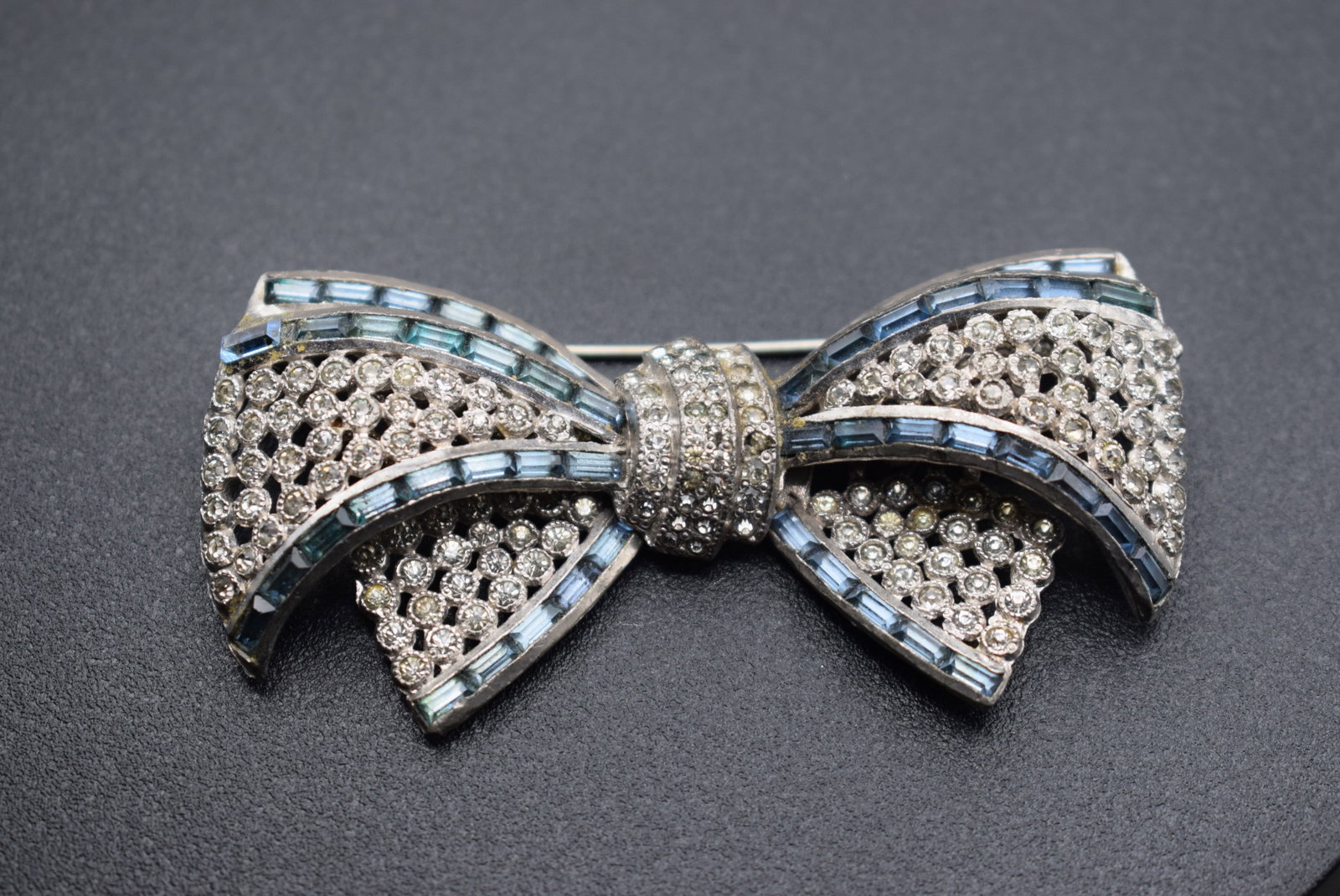 Rhinsetone Bow Brooch Pot Metal 1940's vintage Brooch Pin Lot 332: Rhinsetone Bow Brooch Pot Metal 1940's vintage Brooch Pin measures 2 3/4" x 1 1/2"