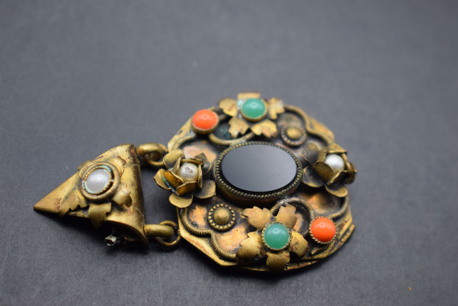 Bracelet Clasp Coral Jade Onyx Lot 409: Bracelet Clasp Coral Jade Onyx One pearl flaking on top measures 2" x 1 1/4" only one part of the clasp so its for DIY