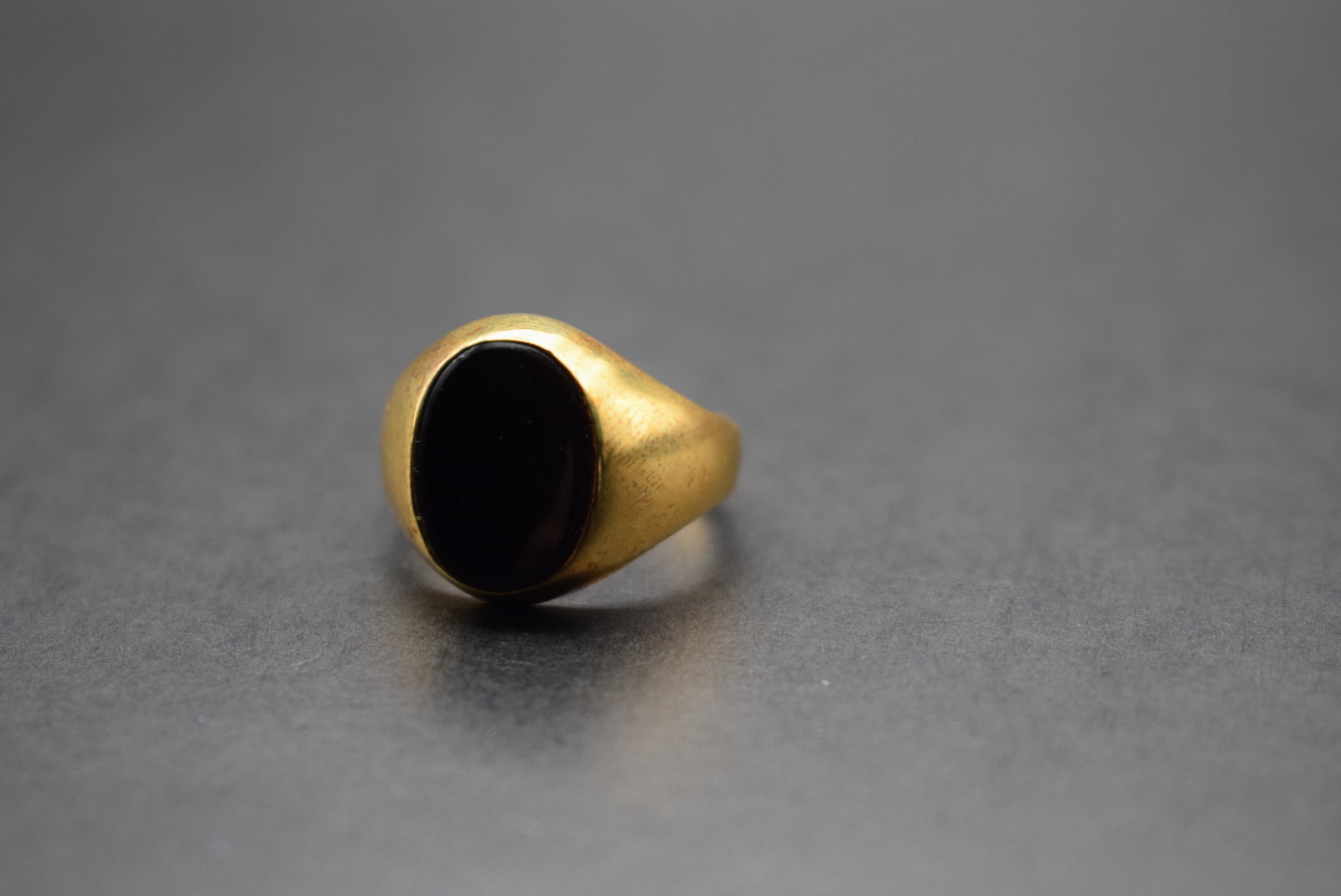 Gold Plated 70's Onyx Ring Size 8.5 Lot 489: Gold Plated 70's Onyx Ring Size 8.5