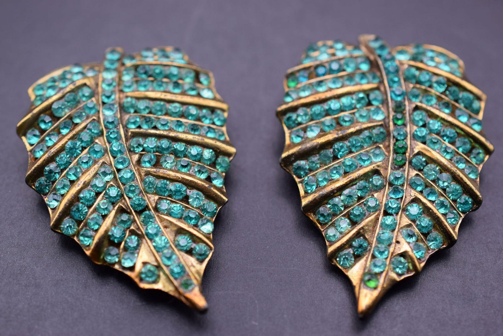 Magnificent Green Rhinestone Dress Clips Vintage Pair Lot 533 (1 of 3)