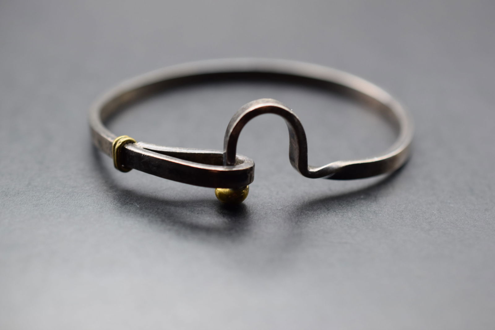 Sterling Silver 850 Rigid Bracelet Vintage Lot 621: Sterling Silver 850 Rigid Bracelet Vintage Weighs 20.85 grams Measures 2 3/8" across inside kind of spring action opens signed TO-40 Mexico 850