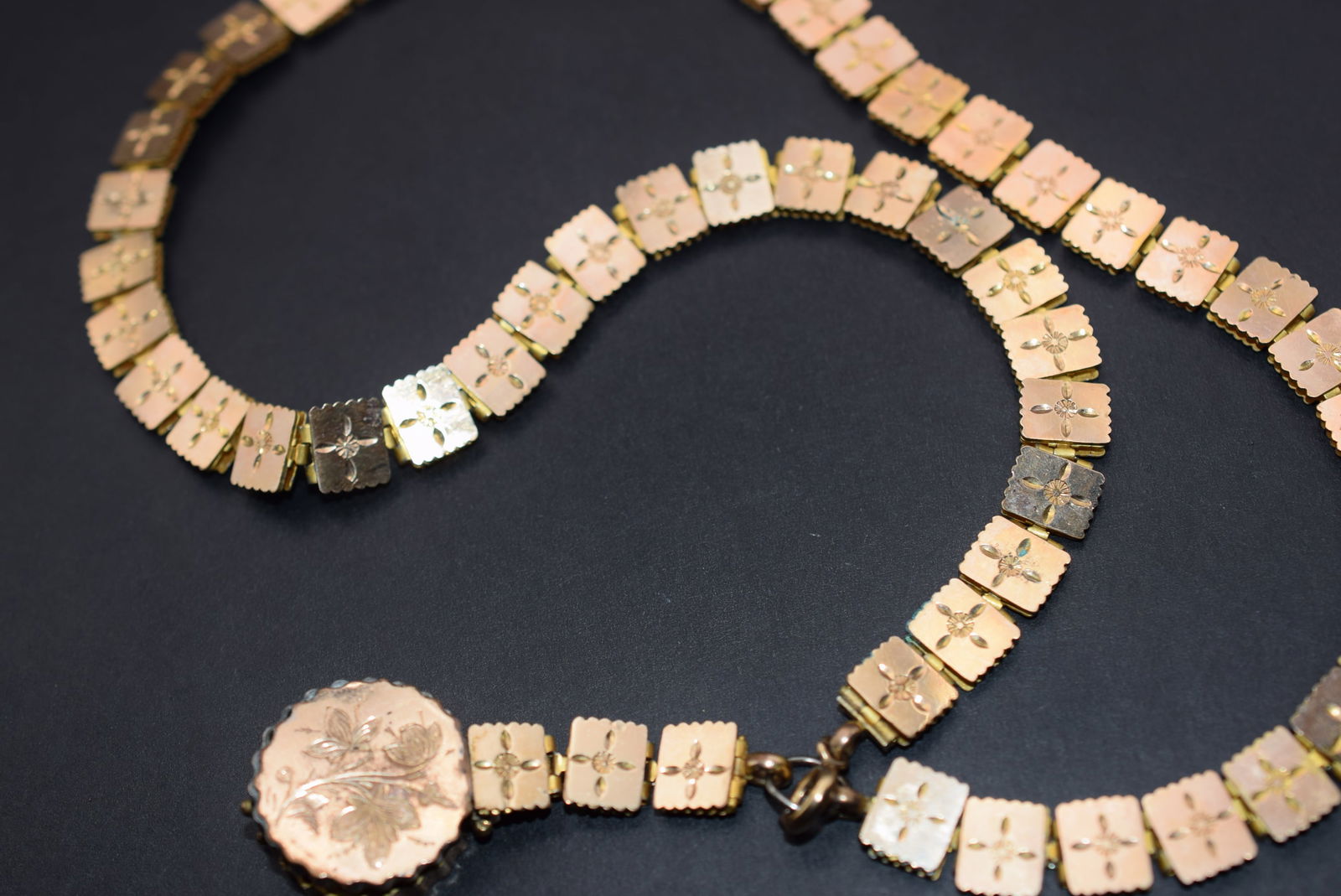 Edwardian Book Chain Necklace Vintage book chain Locket Lot 651: Edwardian Book Chain Necklace Vintage book chain Locket measures 18" long x 3/8" drop 2" and the secret compartment 3/4" in diameter usual wear for its age please see pictures