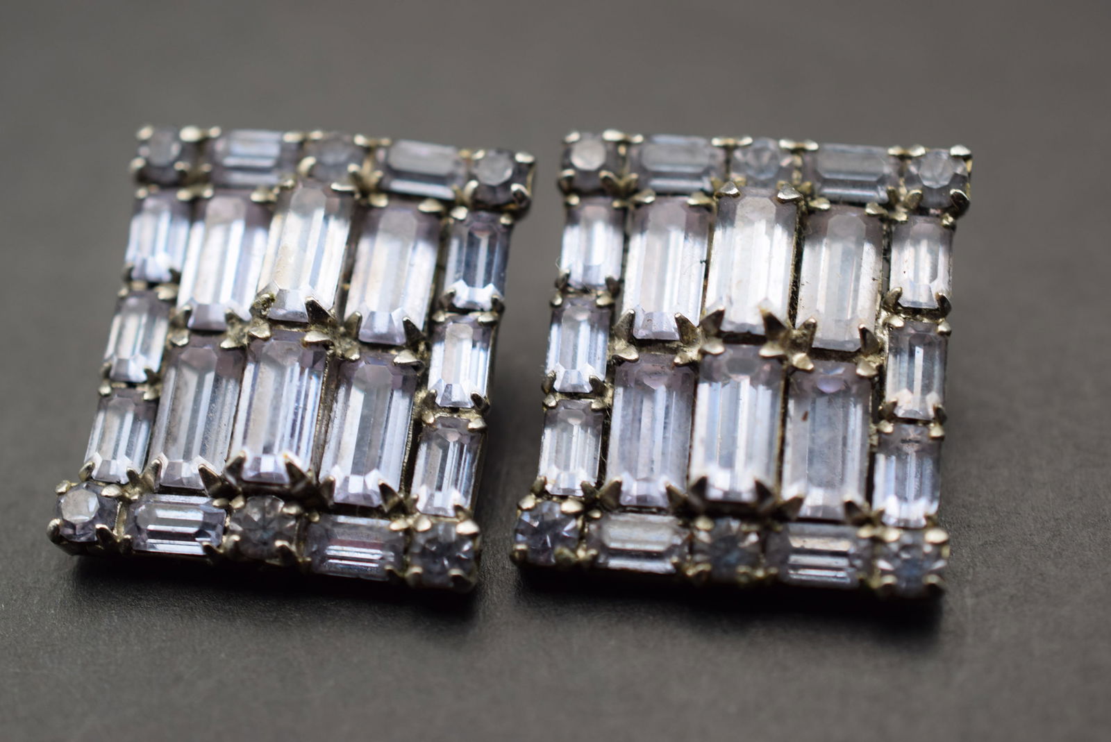 Weiss Signed Alexandrite Rhinestone Vintage Clip Earrings Lot 658 (1 of 4)