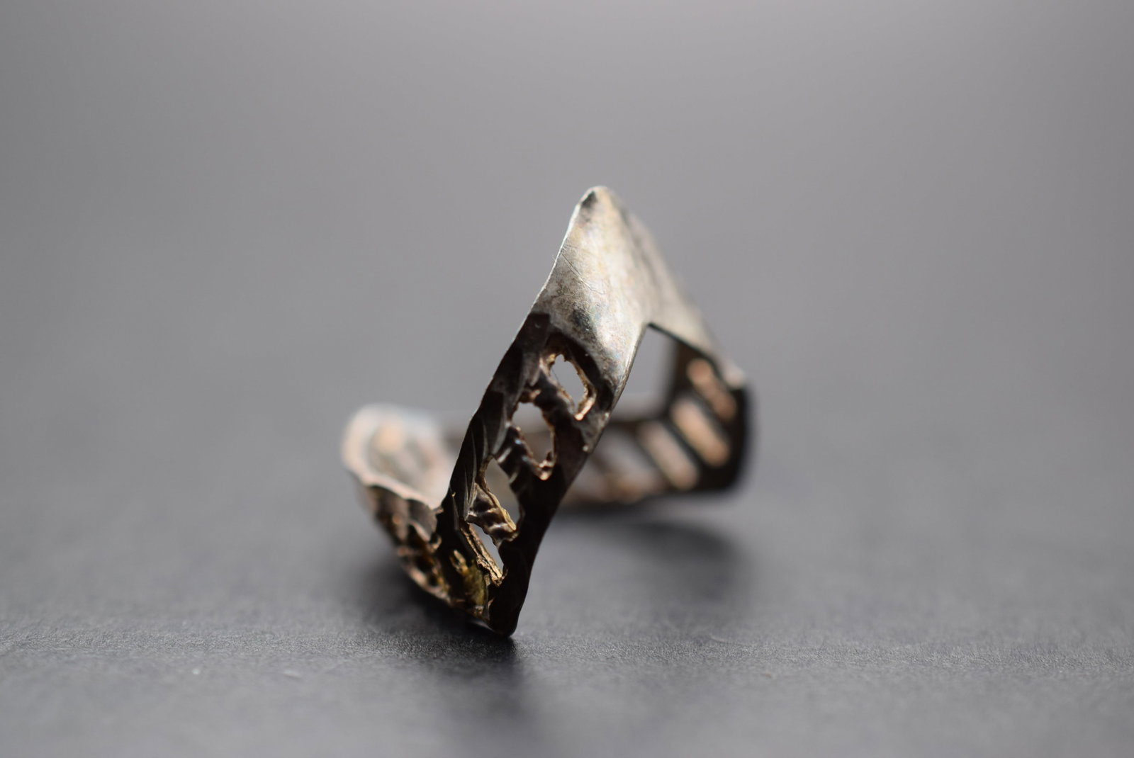 Chevron 1970's Sterling Silver 925 Ring Size 8.5 stamped 925 Lot 752: Chevron 1970's Sterling Silver 925 Ring Size 8.5 stamped 925 inside weighs 2.42 grams measures 1/4" wide