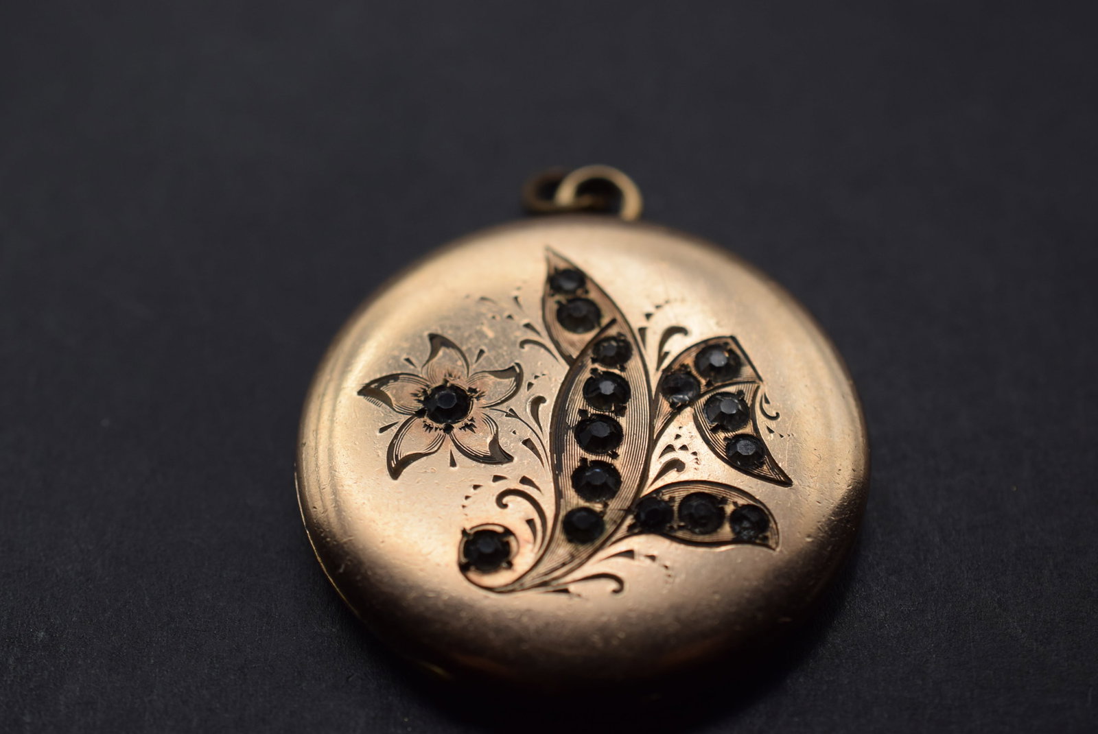 L&M Edwardian Locket Vintage Gold Filled Lot 944: L&M Edwardian Locket Vintage Gold Filled measures 1 1/4" in diameter some wear see pics its very old