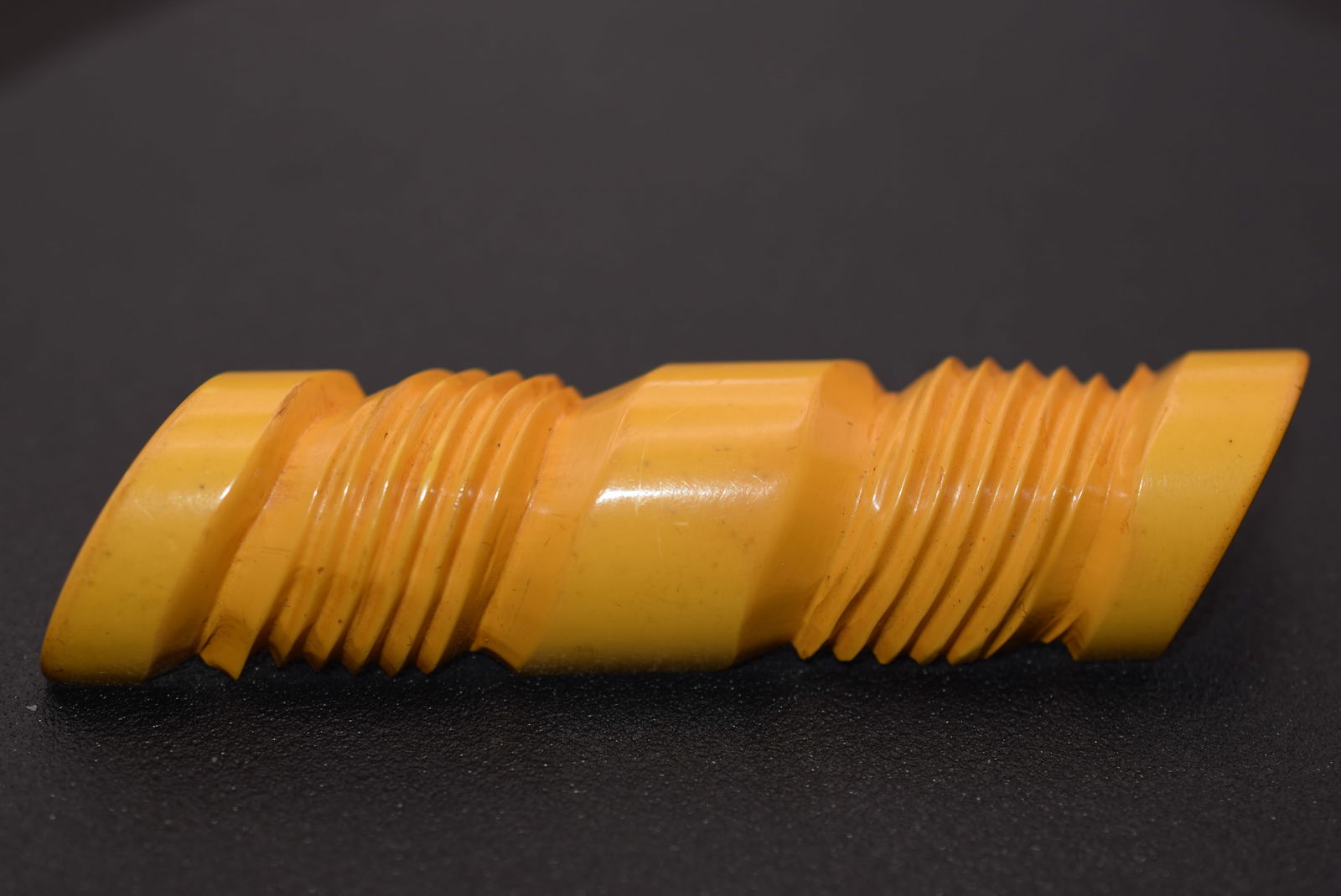 Carved Bakelite Brooch Pin Vintage 1940's Lot 1037 (1 of 4)