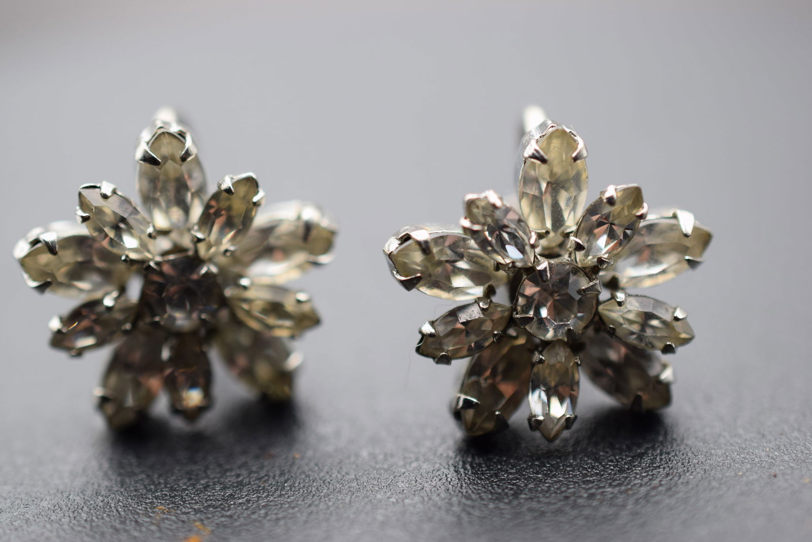 Sherman Screwback Earrings Signed Vintage 1940's Lot 1181: Sherman Screwback Earrings Signed Vintage 1940's Signed on the backs Measures 3/4" in diameter