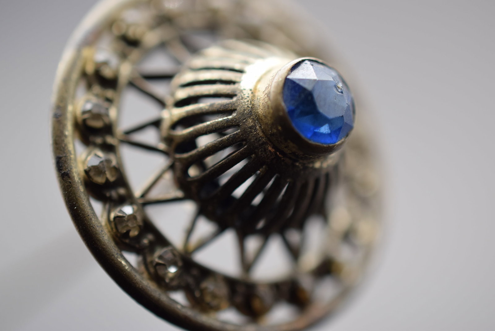 Victorian Hat Pin Vintage Old Rhinestones Lot 1231: Victorian Hat Pin Vintage Old Rhinestones top measures 1 1/2" in diameter and the pin measures 9" Long