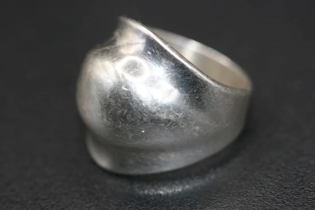 Ilaria 925 Knuckle Sterling Ring size 6 3/4 .lot#3: Ilaria Knuckle Sterling Ring size 6 3/4 some imperfections in this solid sterling ring not hollow in the ring if you look at all the angles you will see its camera reflections only