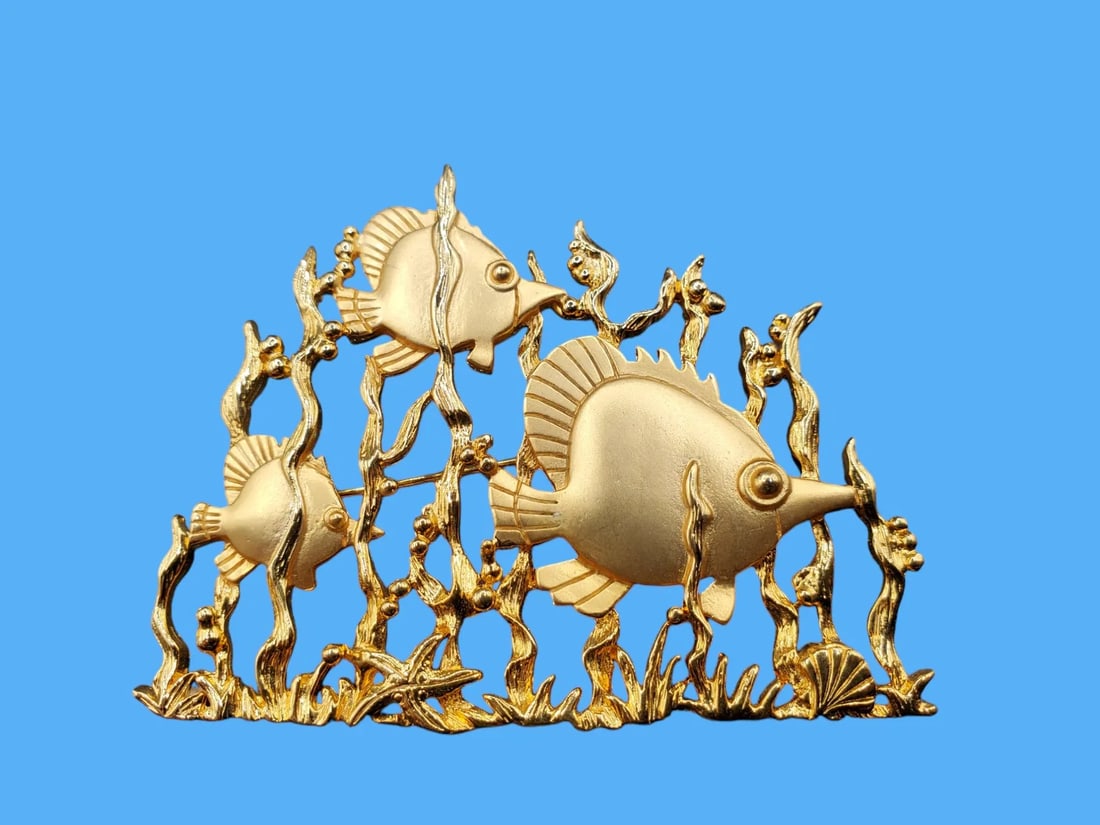 JJ Fish Goldtone Huge Whimsical Brooch Pin Aquarium .lot#51: JJ Fish Goldtone Huge Whimsical Brooch Pin Aquarium measures 2 5/8" x 1 1/8" signed JJ