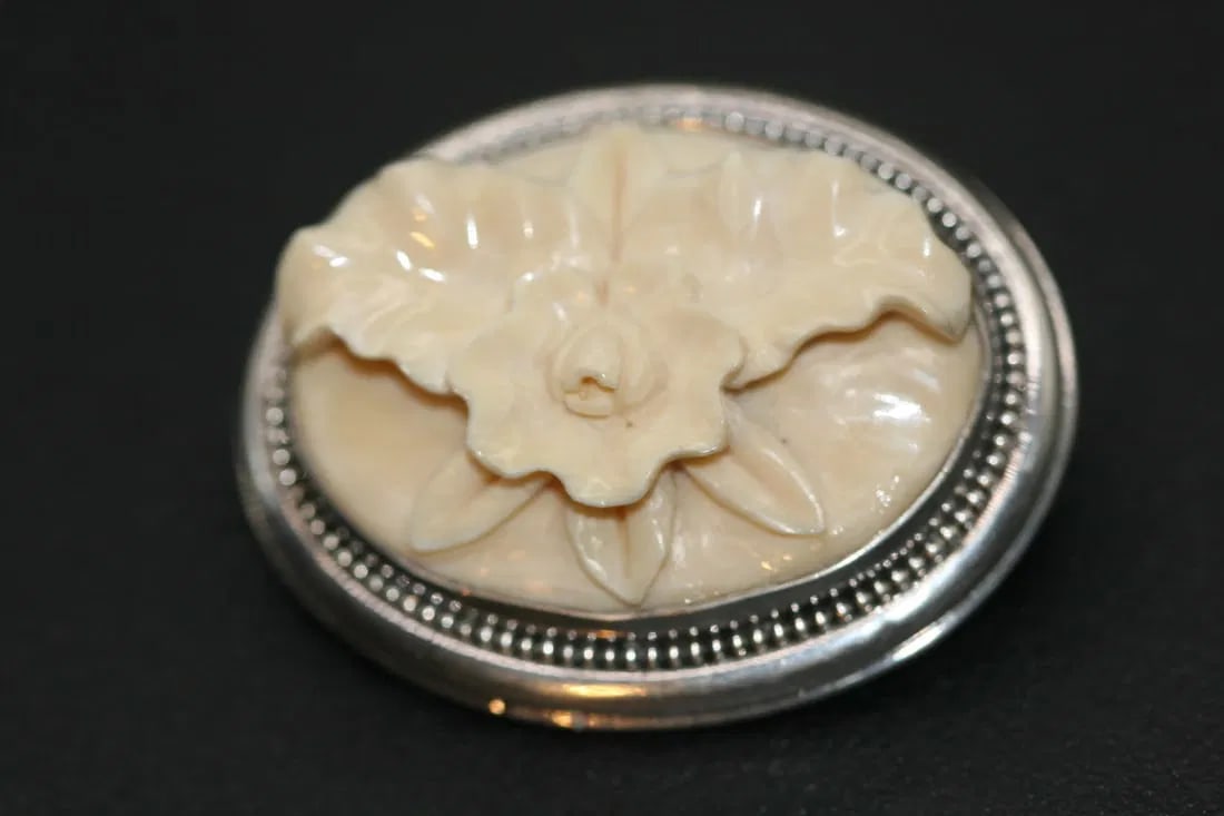 Vintage 1940 Ivory Flower Repousse Sterling Brooch Pin Signed KB .lot#71: vintage 1940 Ivory Flower Repousse Sterling Brooch Pin measures 1 5/8" x 1 3/8" signed on the back KB 925