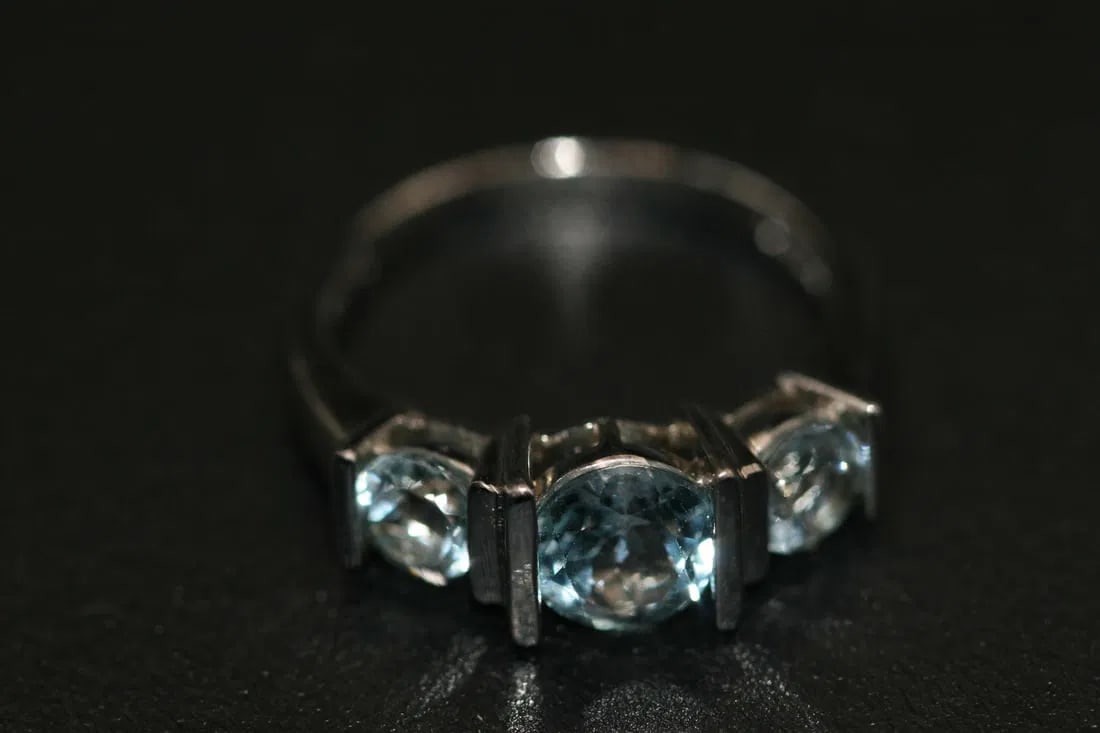 CZ Zircon Modernist Sterling 925 Silver Aquamarine color ring size 8.5.lot#98: CZ Zircon Modernist Sterling 925 Silver Aquamarine color ring size 8.5 crisp clear bright stones