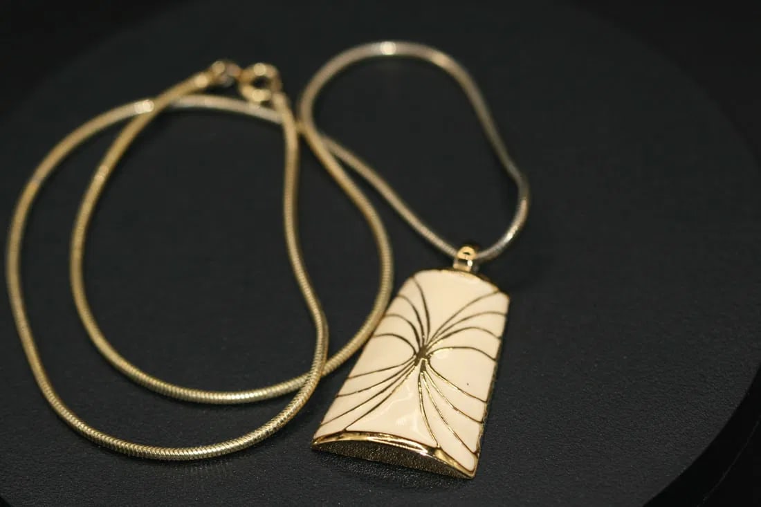 Trifari Enamel Modernist Necklace Pendant Signed Vintage .lot#101: Trifari Enamel Modernist Necklace Signed Vintage necklace measures 21" Long and the pendant measures 1.5" x 1" there is a pair of monet clip earrings that go well together with this necklace in the ne