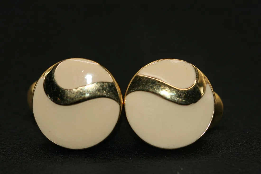 Monet Enamel Earrings vintage signed Clip .lot#102: Monet Enamel Earrings vintage signed Clip measures 3/4" in diameter there is a Trifari necklace that goes well together with these earrings in the previous auction lot number 101 if you prefer a match