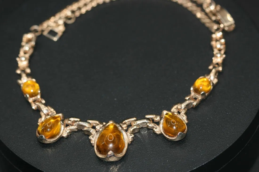 Barclay Amber Cabochon Necklace Vintage Signed .lot#126: Barclay Amber Color Glass Cabochon Necklace Vintage Signed measures 15 1/4" long center drop 1"