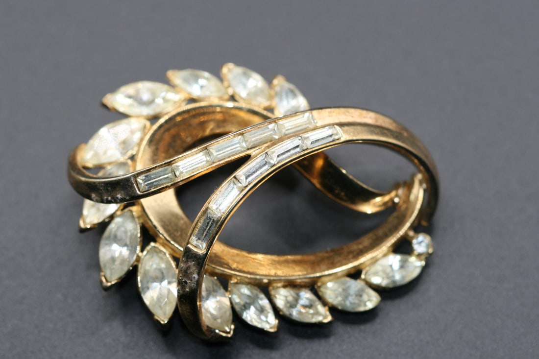 Trifari Pat Pend Signed Brooch Pin Rhinestone Vintage .lot#139 (1 of 4)