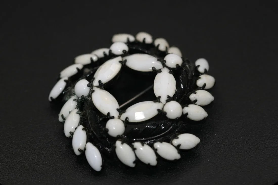 Weiss Japanned White Rhinestone Opaque Vintage Brooch Pin Signed  .lot#141 (1 of 4)