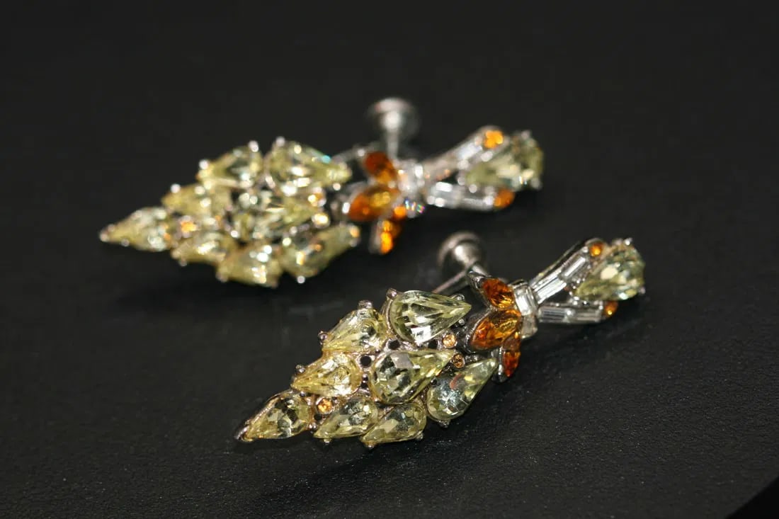 Citrine Topaze Rhinestone Drop Crystal Earrings Screw back Vintage .lot#144: Citrine Topaze Rhinestone Drop Crystal Earrings Screw back Vintage measures 2 1/4"x 3/4" perfect for any occasion very good condition and quality