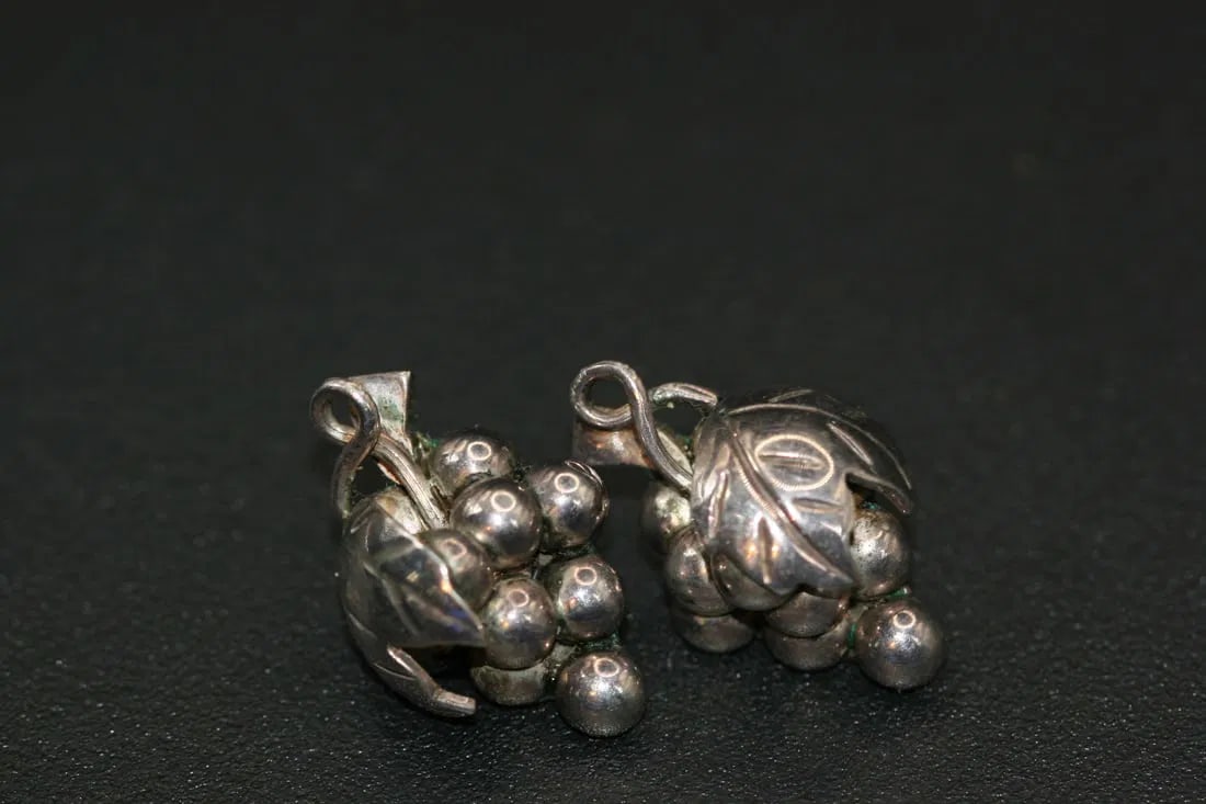 Mexico Grapes Sterling 925 Pierced Earrings TH-55 Signed .lot#148: Mexico Grapes Sterling 925 Pierced Earrings TH-55 Signed measures 1" x 7/8"