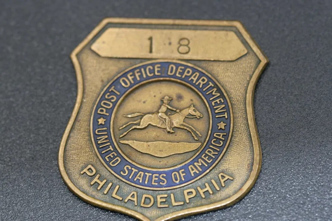 Post Office Department United States America Philadelphia number 18.lot#180: Post Office Department United States America Philadelphia number 18 vintage missing pinback measures 1 5/8" x 1 3/4"
