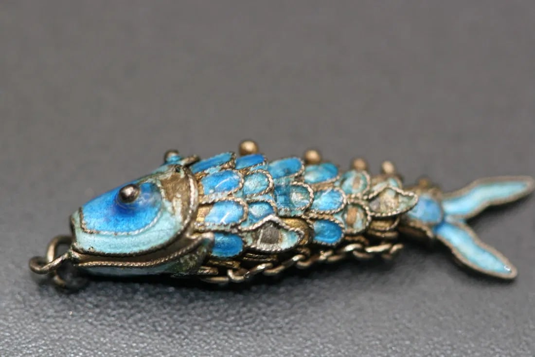 Enamel Articulated Fish Pendant Vintage .lot#243: Enamel Articulated Fish Pendant Vintage measures 1 1/8" long x 3/8" wide