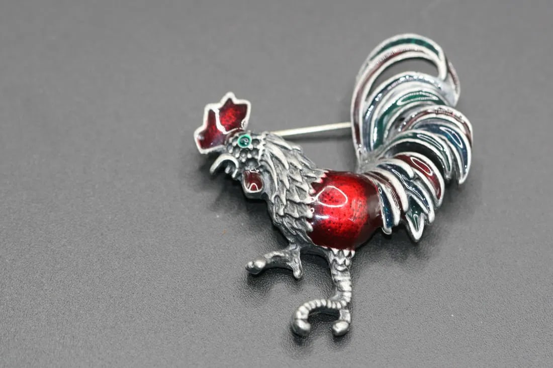 Rooster Chicken Figural Enamel Gunmetal Brooch Pin .lot#254: Rooster Chicken Figural Enamel Gunmetal Brooch Pin measures 2" x 2 1/4"