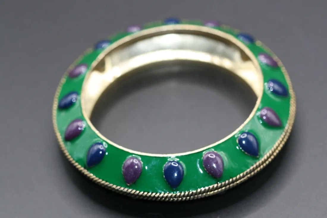 Nicole Miller Enamel Cuff Bangle Bracelet Signed .lot#263: Nicole Miller Enamel Cuff Bangle Bracelet Signed opening measures 2 3/8" across nice thick heavy weight solid bracelet