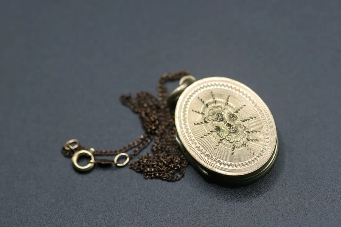 12KT GF Gold Filled Locket with vintage photo and GF 12KT Chain .lot#321: 12KT GF Gold Filled Locket with vintage photo and GF 12KT Chain locket measures 1 1/4" x 7/8" and the fine chain measures 18" long marked on the link near the clasp 12KT GF and also on the spring ring