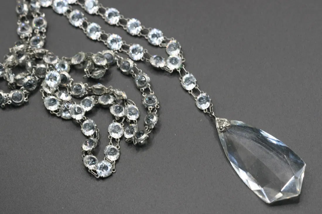 Genuine Crystal Swarovski encased drop Vintage .lot#332: Genuine Crystal Swarovski encased drop Vintage measures 29" long plus the drop 3 1/4" and the center drop measures 2" x 1"