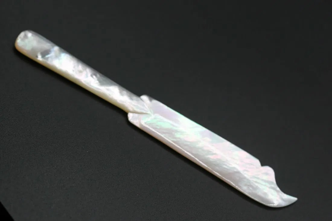 Cheese Knife Mother of Pearl MOP vintage .lot#337: Cheese Knife Mother of Pearl MOP vintage measures 4 1/2" long