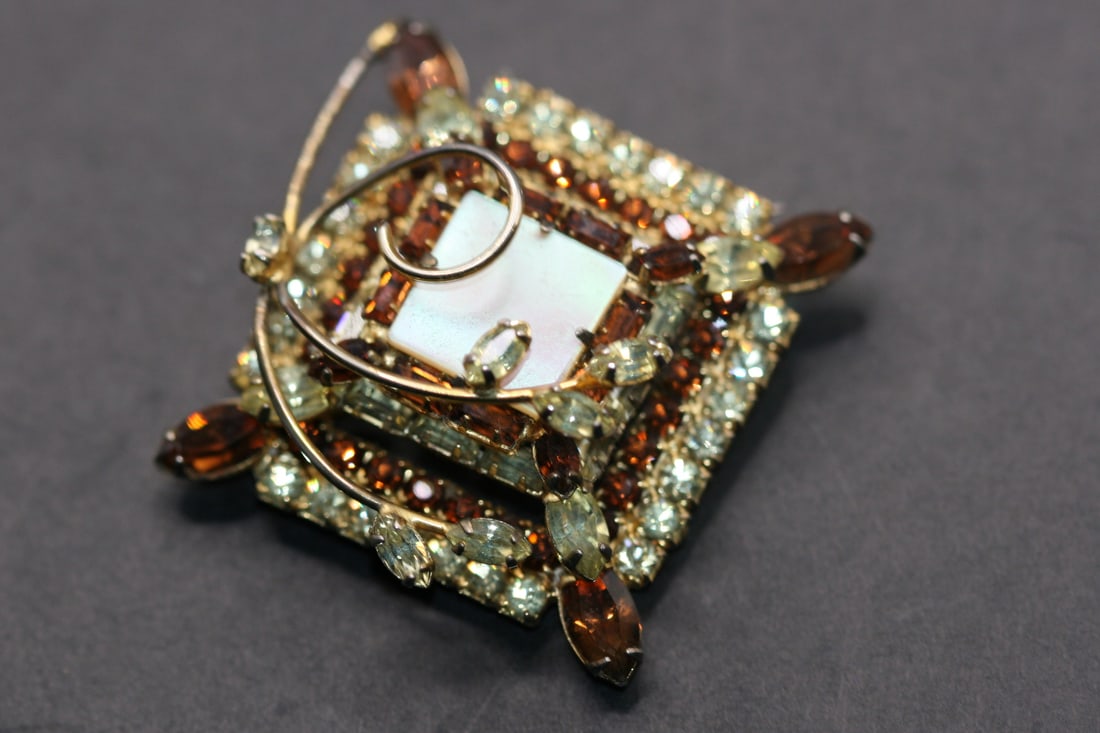 JayFlex Jay Flex Sterling Silver 925 Rhinestone 3D Brooch Pin Vintage .Lot#447: JayFlex Jay Flex Sterling Silver 925 Rhinestone 3D Brooch Pin Vintage measures 1 1/2" x 1 1/2" signed on the back Jay Flex Sterling