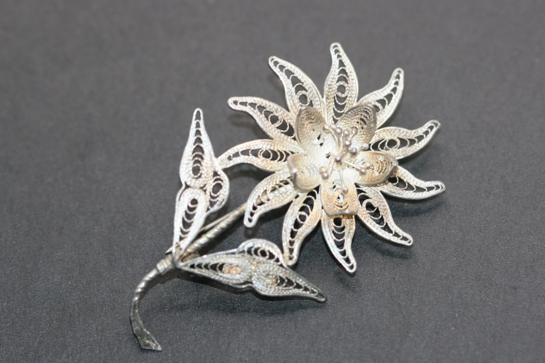 Filigree 800 Silver Flower Vintage Lot504: Filigree Silver Flower Vintage measures 2" x 1 1/4" signed on the back 800 for 800 silver
