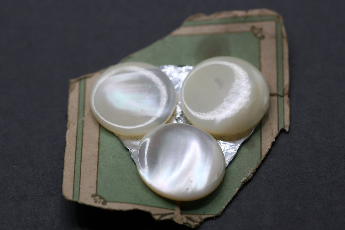 Mother of Pearl Vintage Buttons on Original Card Lot 524 (1 of 3)