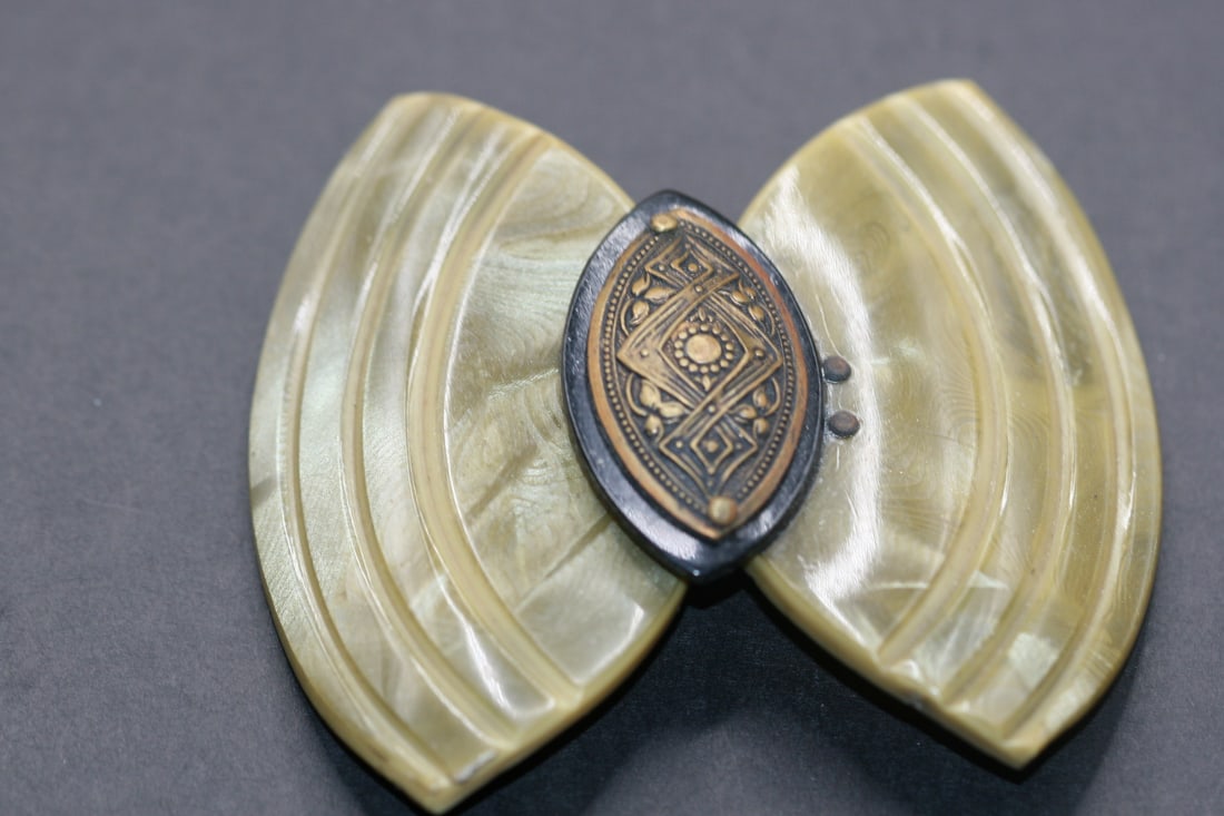 1940's Lucite Belt Buckle Vintage NICE! Lot 526: 1940's Lucite Belt Buckle Vintage NICE! Measures 3 3/8" x 2 3/4"