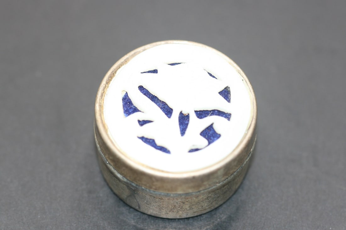 Mother of Pearl Silver Pill Box Cutwork top Vintage Lot 547: Mother of Pearl Silver Pill Box Cutwork top Vintage measures 1 1/4" in diameter and is 3/4" high